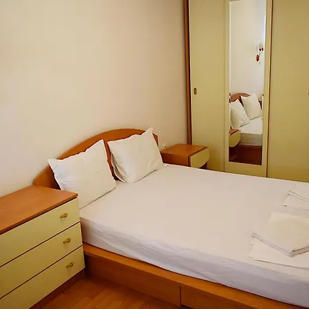 Flora Apartment *