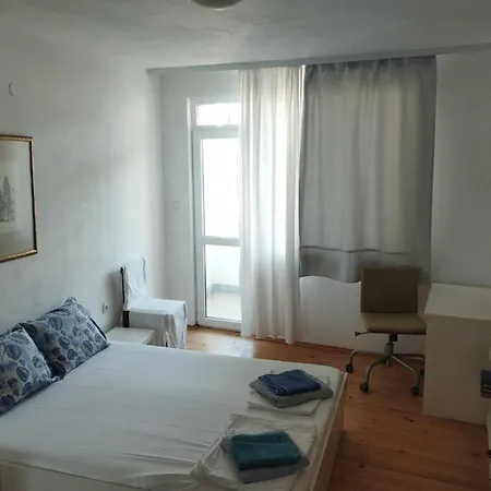 Flora Μπουργκάς